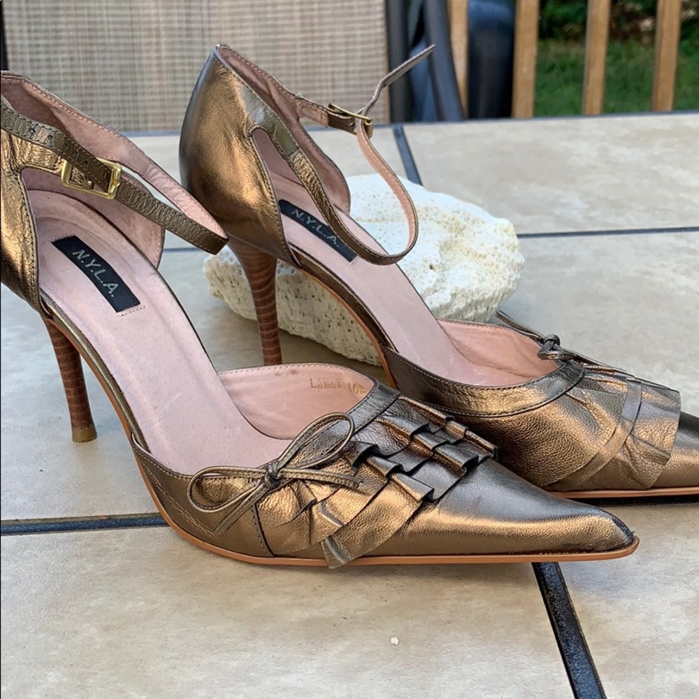 Bronze heel